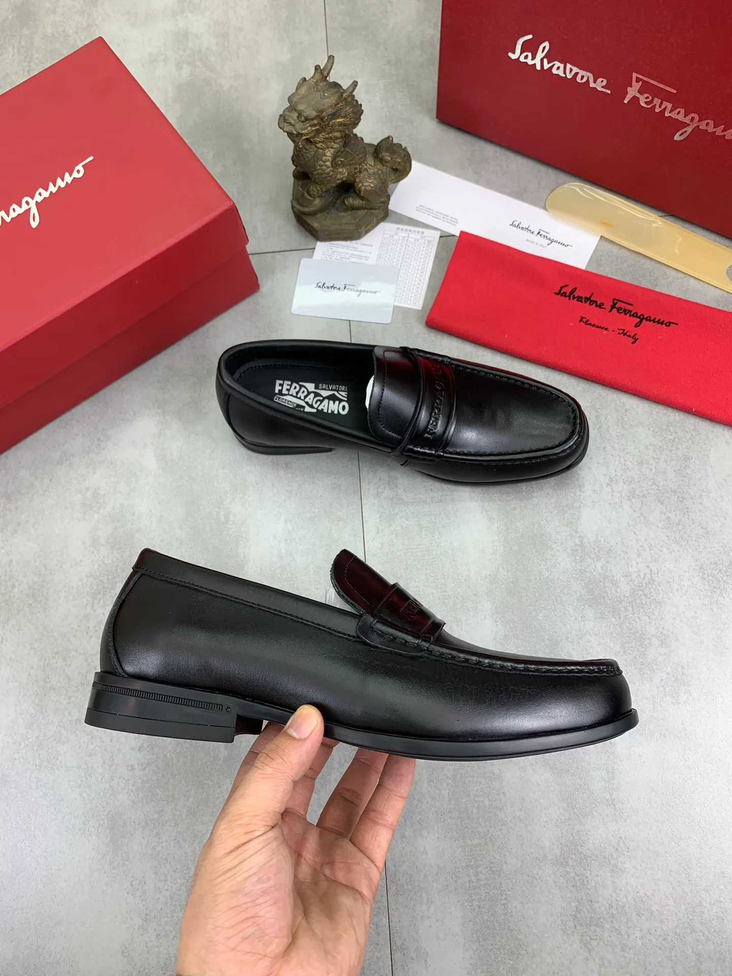 Men's Men's Shoes 💰P460💰[New Style] Water-dyed Niuli 🆘[Salvatore Ferragamo] Ferragamo's latest casual business leather shoes for men! Available at counters simultaneously! The fabric is made of specially imported original calfskin, and the interior is made of imported water-dyed cowhide. It is absolutely luxurious and leads the fashion trend. Matching code: 38-45; 3⃣️ colors available